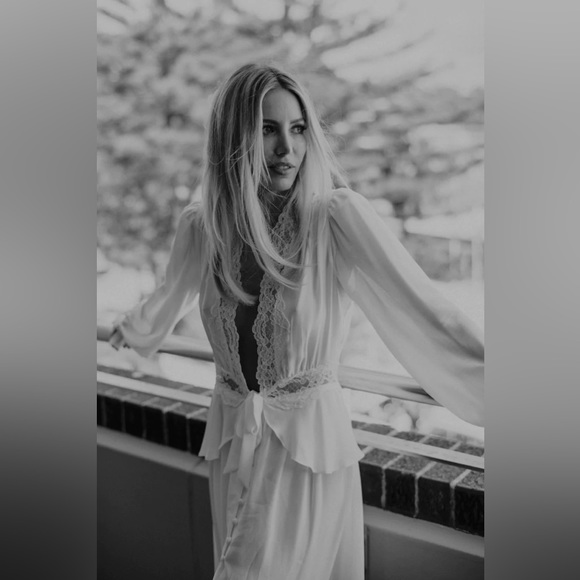 $350 STONE COLD FOX SILK LACE WATSON ROBE BRIDAL WEDDING HONEYMOON BACHELORETTE - Picture 1 of 15